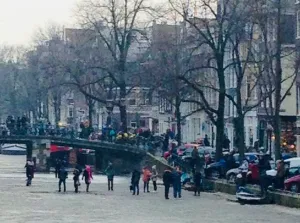 Ice-skating-on-the-Amsterdam-canals