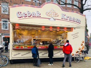 Best oliebollen Amsterdam: oliebollenkraam Hugo de Grootplein