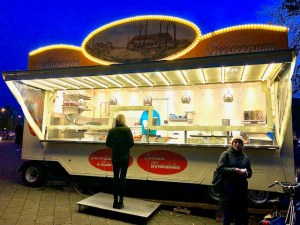 The best oliebollen Amsterdam: oliebollen street cart Van Woustraat