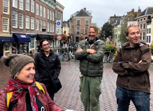 Een groep mensen in een stad die staan te lachen