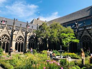 Het Pandhof van de Dom met de bloeiende tuin