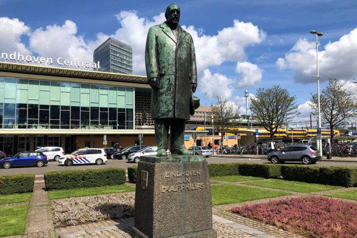 Standbeeld van Anton Philips op het Stationsplein in Eindhoven