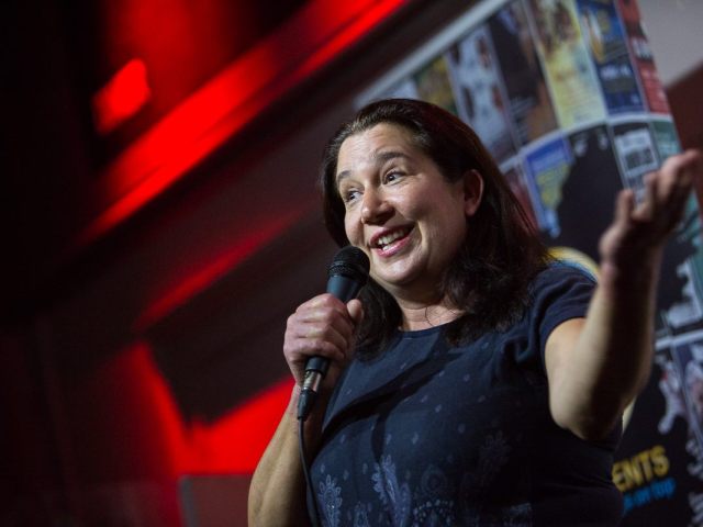 Rachel_mic_Ron Beelen a person holding a microphone