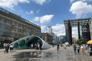 Mensen die over een modern plein lopen