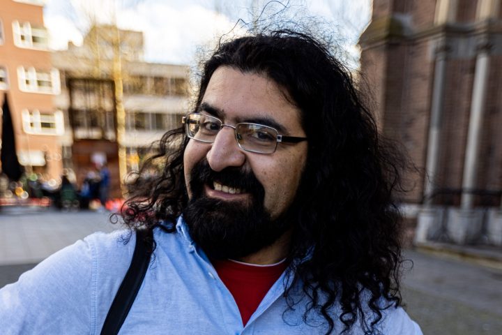 a stand-up comedian with wild hair laughing during the Comedy Walk Eindhoven